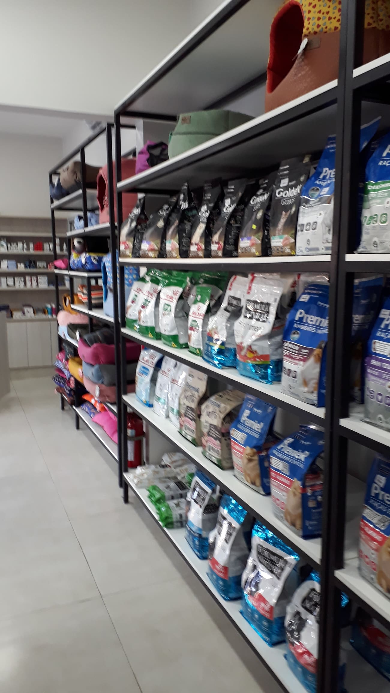 Prateleiras com rações premium no pet shop